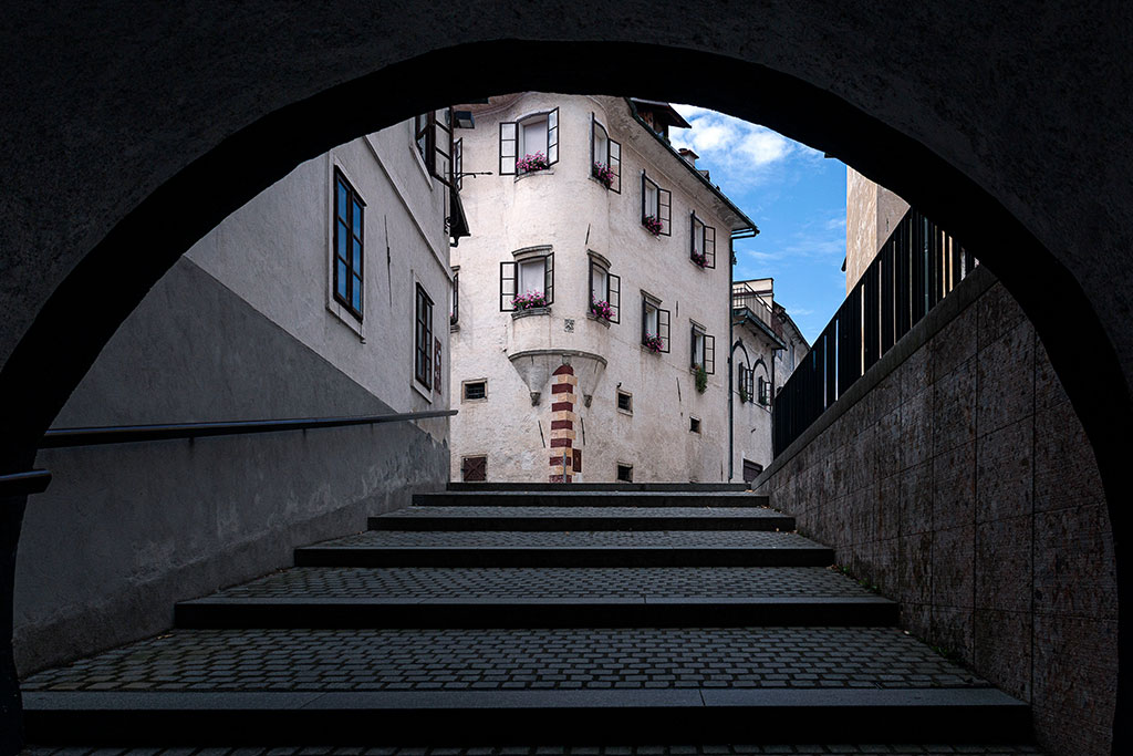 Passage voûté rue Cankarjev trg à Sokfja Loka en Slovénie