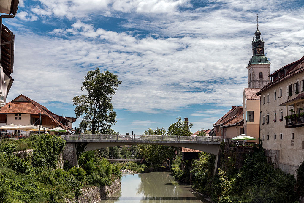 Passerelle sur rivière Selska sora à Sokfja Loka en Slovénie