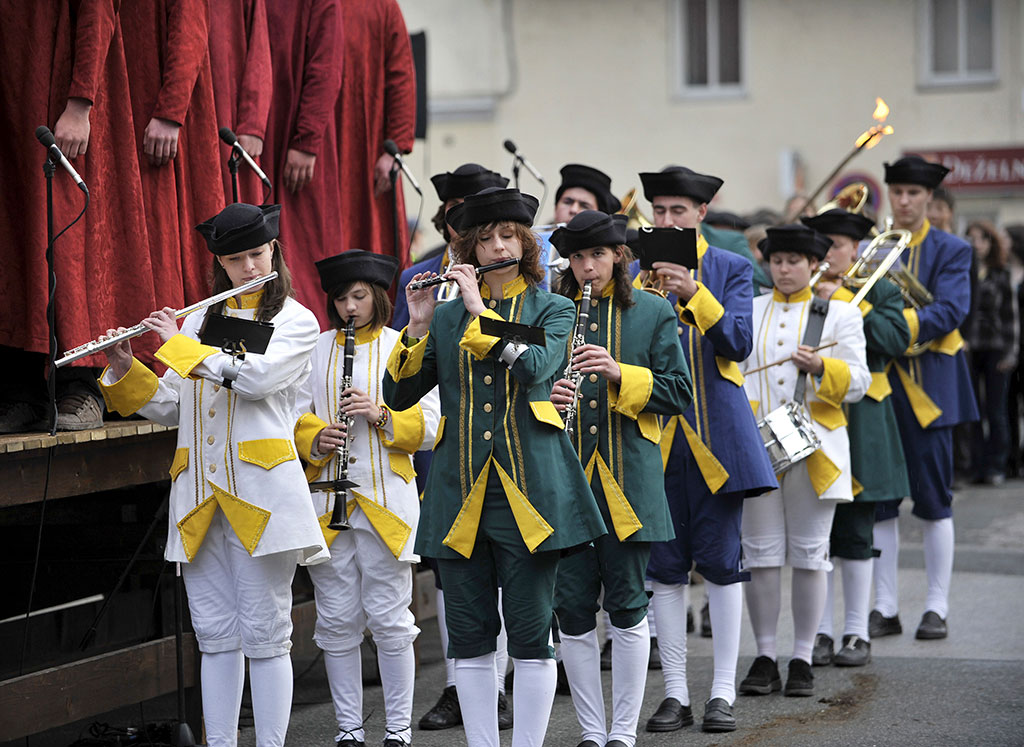 Défilé orchestre pendant le spectacle de la Passion du Christ à Sokfja Loka en Slovénie