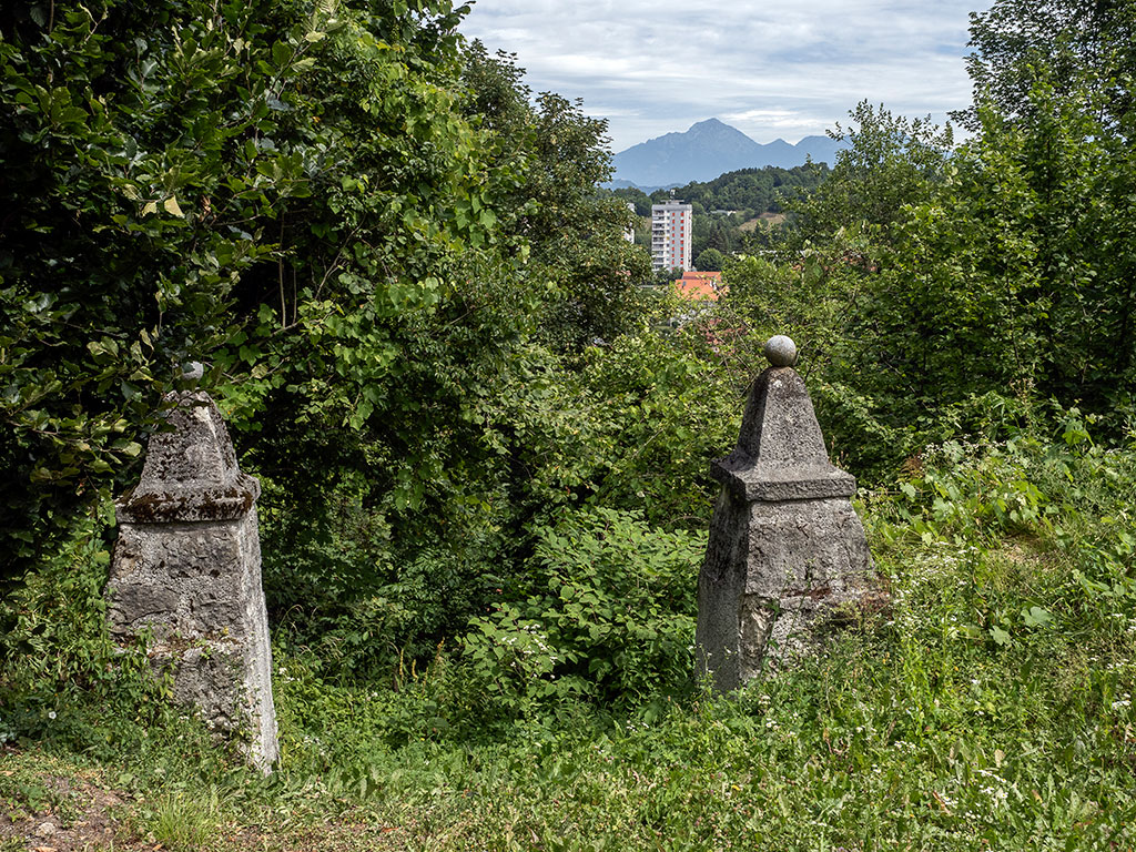 Jardin du château de Sokfja Loka en Slovénie