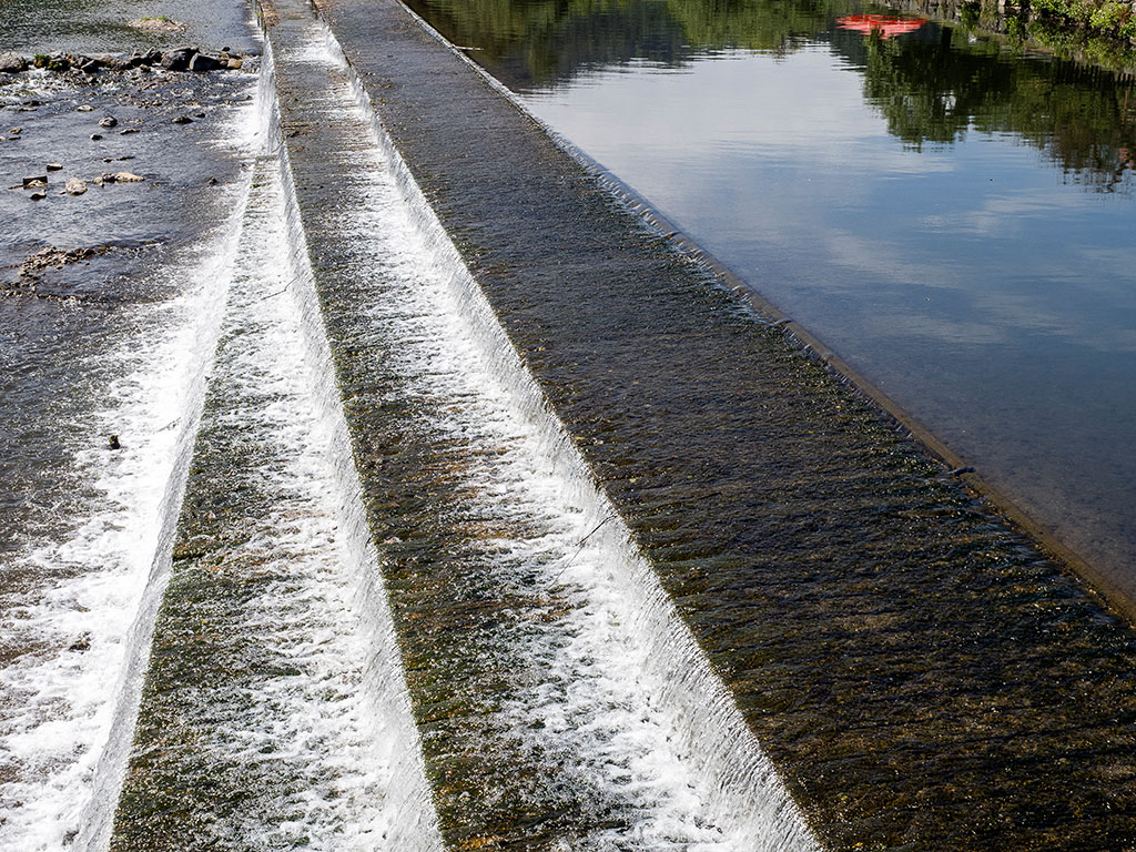 Digue sur la rivière Poljanska sora à Sokfja Loka en Slovénie