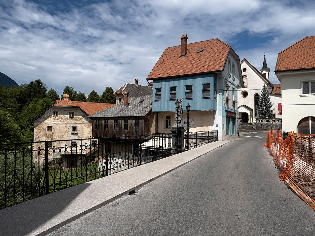 Pont des Capucins sur la rivière Selska sora à Sokfja Loka en Slovénie