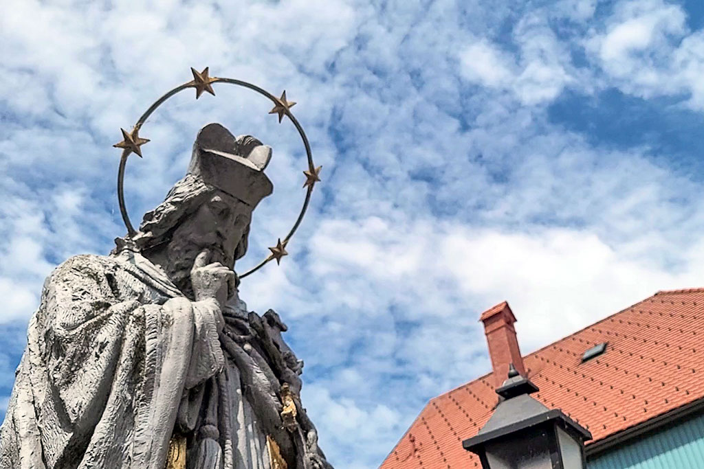 Statue sur le pont des Capucins à Sokfja Loka en Slovénie