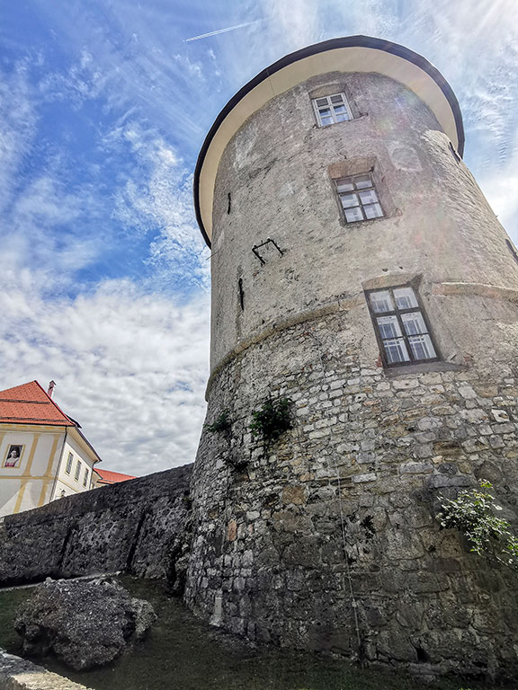 Tour circulaire du château de Sokfja Loka en Slovénie