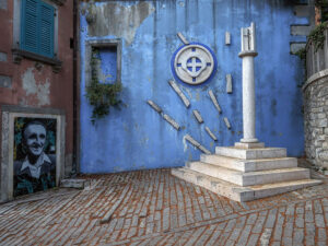affiche-portrait-mur-bleu-monument-placette-labin-croatie