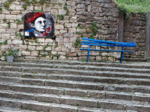 affiche-portrait-mur-pierre-escalier-banc-bleu-labin-croatie