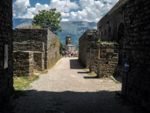 allee-chateau-gjirokaster-albanie