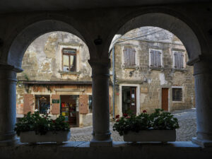 arcades-loge-venitienne-rue-groznjan-croatie