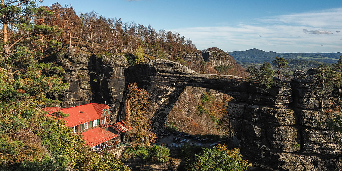 Arche rocheuse dite Porte de Pravcice et son hôtel en Tchéquie