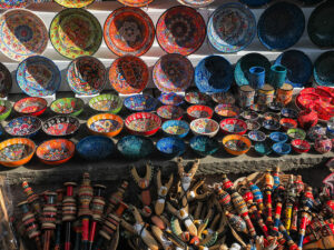 artisanat-bol-couleur-rue-gjirokaster-albanie