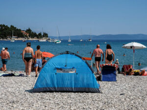 baigneurs-tente-bleue-plage-cailloux-rabac-croatie