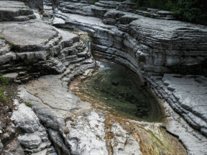 baignoire-naturelle-riviere-rochers