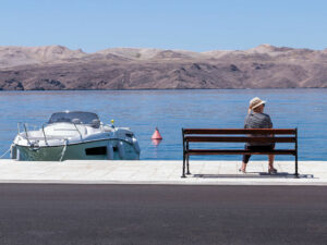 bateau-femme-assise-banc-mer-adriatique-cote-croatie