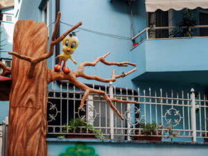 batiment-bleu-rue-tirana-albanie