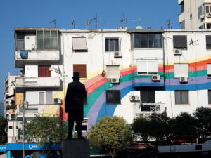 batiment-couleurs-statue-tirana-albanie