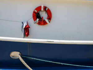 bouee-rouge-linge-coque-bateau