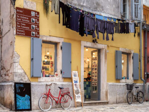 boutique-facade-jaune-linge-velos-rue-rovinj-croatie