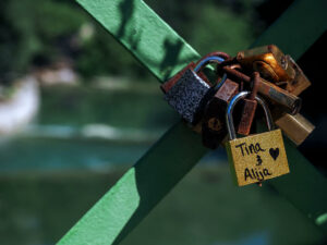 cadenas-amoureux-pont-barreaux-verts-riviere