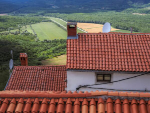 campagne-champs-toits-village-motovun-croatie
