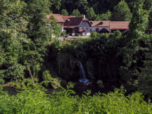 cascade-arbres-ferme-village-rastoke-croatie