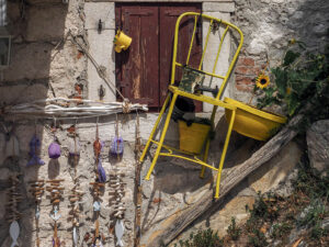 chaise-pot-arrosoir-jaune-art-rue-rovinj-croatie