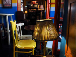 chaises-lampe-couleurs-radio-bar-blloku-tirana-albanie