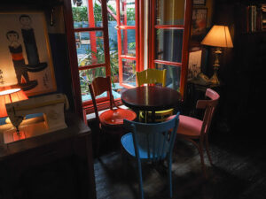 chaises-table-lampe-couleurs-radio-bar-blloku-tirana-albanie