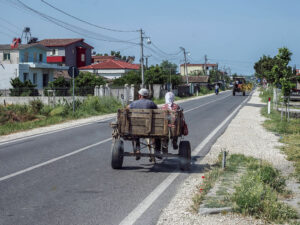 charette-cheval-couple-route-albanie