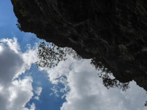 ciel-bleu-nuage-rocher-noir