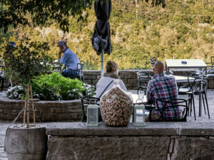 clients-terrasse-bar-restaurant-groznjan-croatie