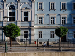 couple-assis-facade-immeuble-ancien-bleu-travnik-bosnie