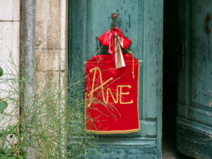 drapeau-rouge-porte-verte-rue-sibenik-croatie