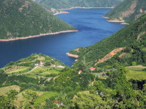 eau-bleue-fleuvre-drin-albanie
