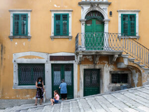 enfant-grand-mere-facade-jaune-rue-pavee-labin-croatie
