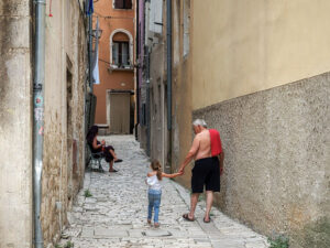 enfant-grand-pere-rue-rovinj-croatie