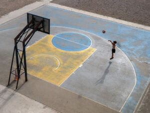 enfant-joueur-terrain-ballon-basket-sibenik-croatie