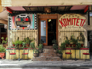facade-bar-komiteti-rue-tirana-albanie