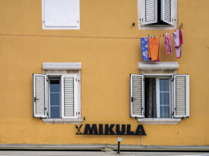 facade-batiment-jaune-linge-sechoir-rovinj-croatie