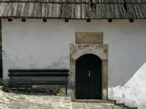 facade-blanche-maison-ancienne-travnik-bosnie