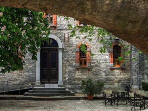 facade-eglise-place-tsangarada-pelion-grece