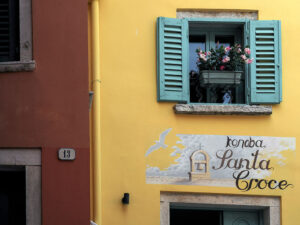 facade-orange-jaune-fenetre-volets-verts-rovinj-croatie