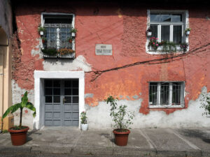 facade-rose-batiment-ancien-shkoder-albanie