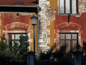 facade-rouge-ancien-batiment-mostar-bosnie