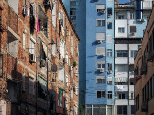 facades-marron-bleu-immeubles-t-tirana-albanie