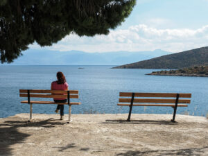 femme-assise-banc-golfe-corinthe-grece