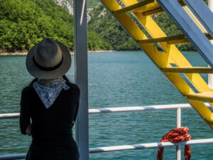 femme-chapeau-bateau-fleuve-drin-albanie
