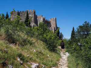 femme-chemin-randonnee-forteresse-blagaj-bosnie