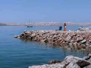 femme-digue-rochers-mer-adriatique-cote-croatie