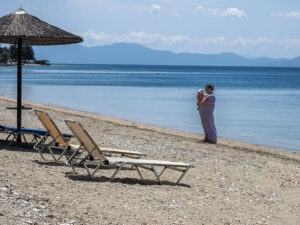 femme-enfant-plage-kala-nera-pelion-grece