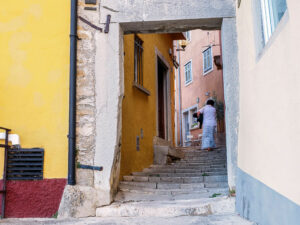 femme-habits-blancs-marche-rue-labin-croatie